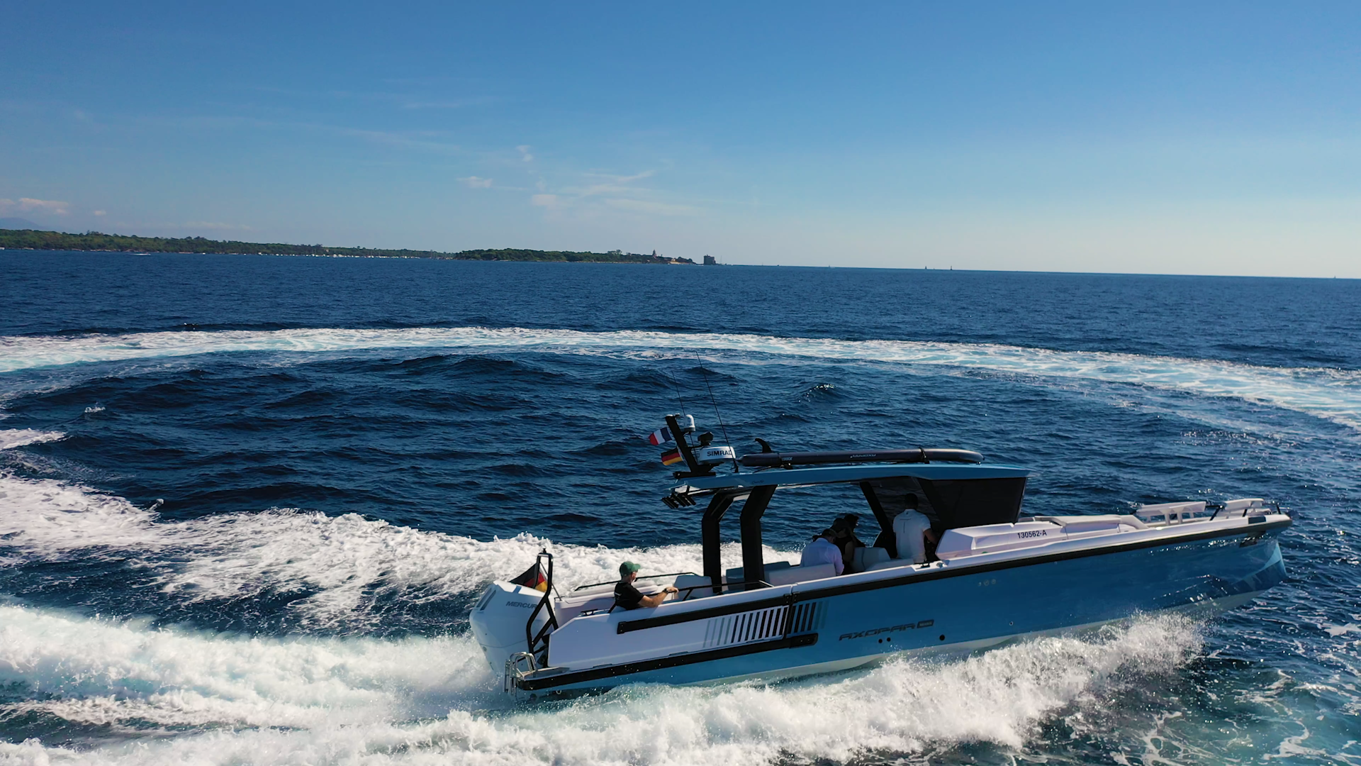 Test drive.00_00_13_12.Still015 Axopar 37 Cross Cabin