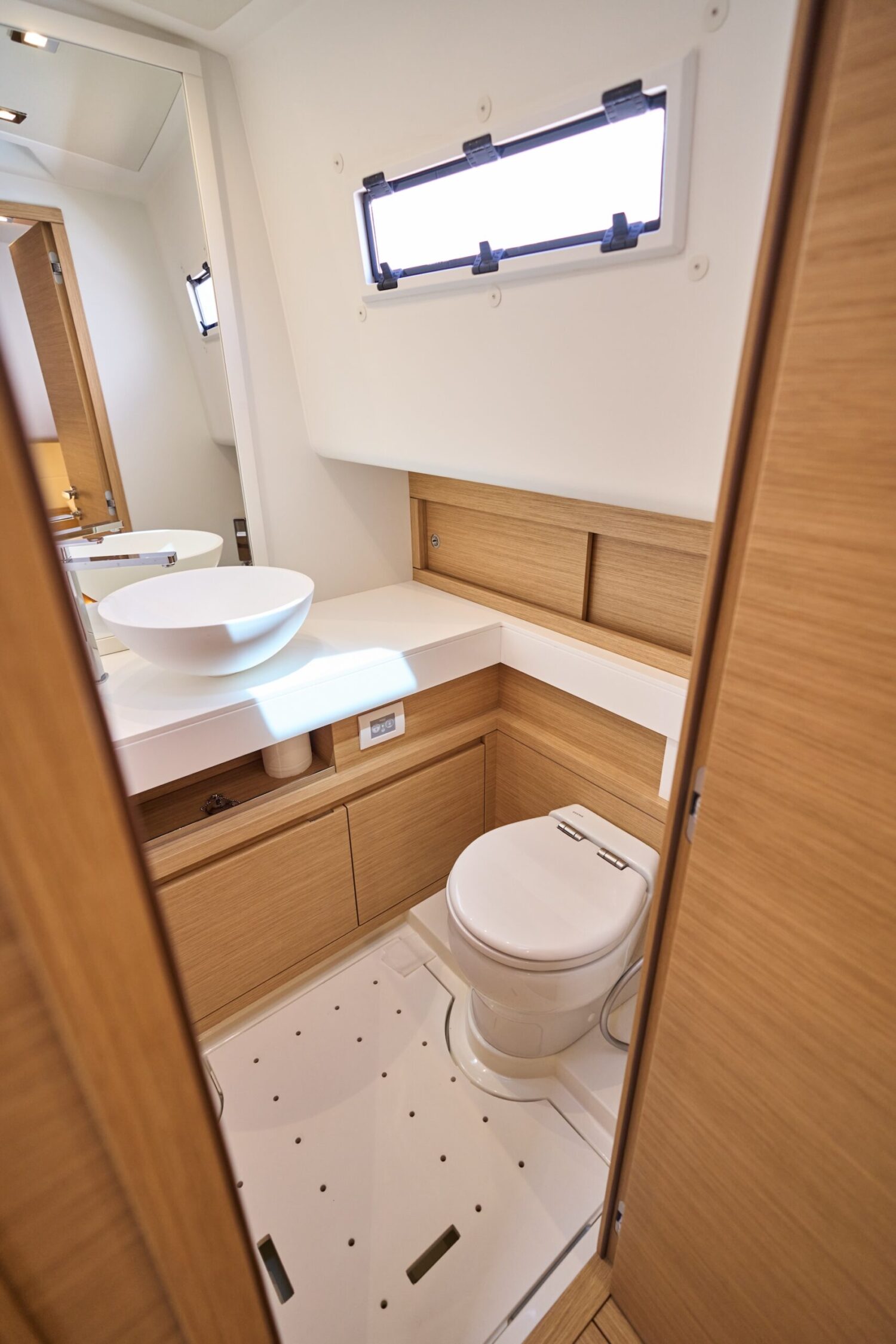 Pardo 50 yacht bathroom