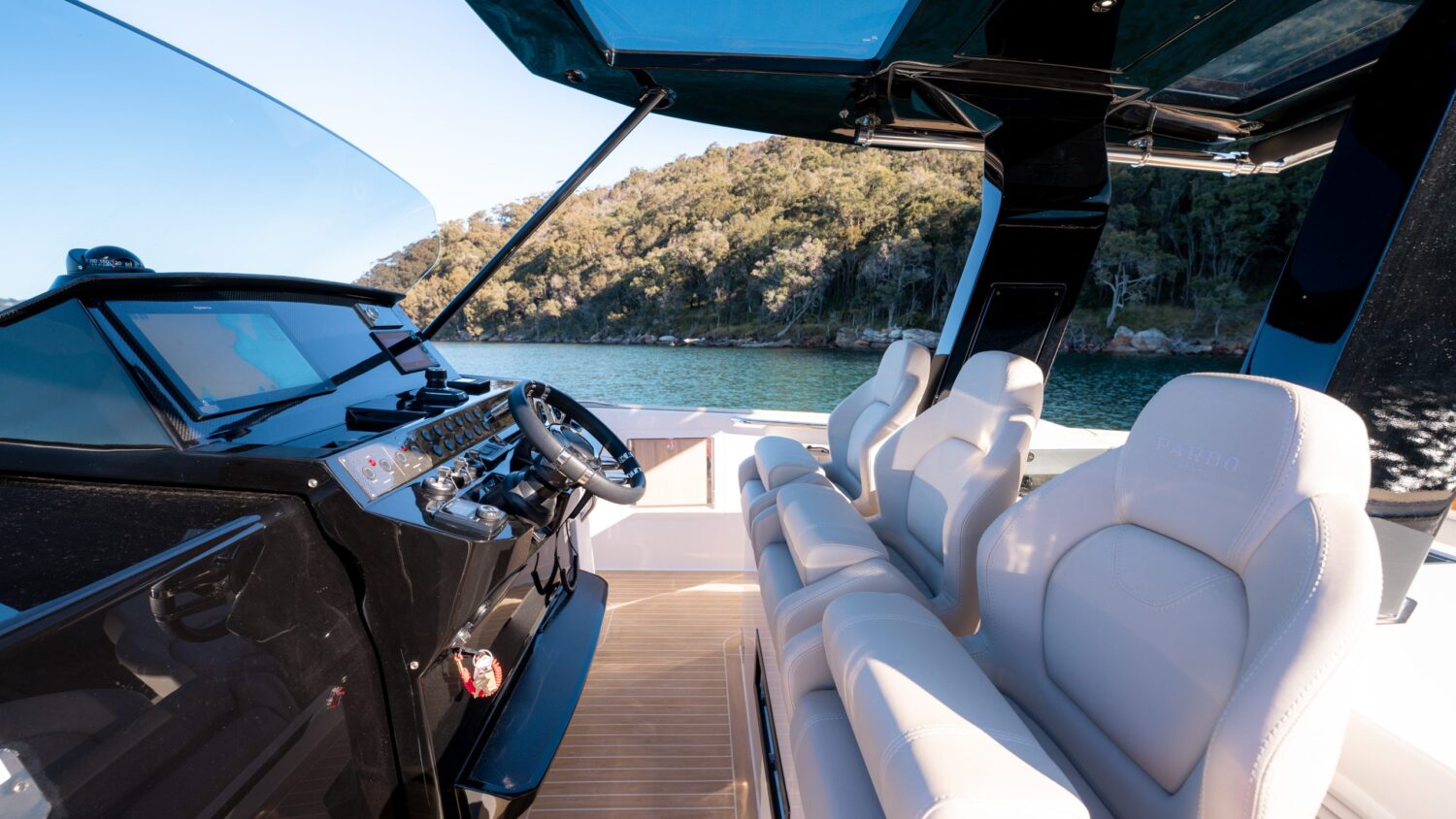 Pardo 38 yacht Steering Wheels and front seats