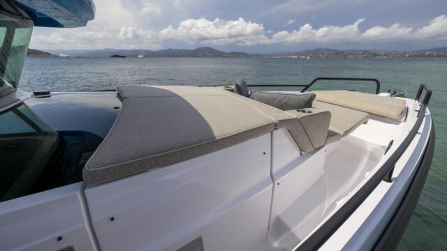 Axopar 37 XC Cross Cabin Mediterrana Edition Eyachts Axopar 37 Mediterrana