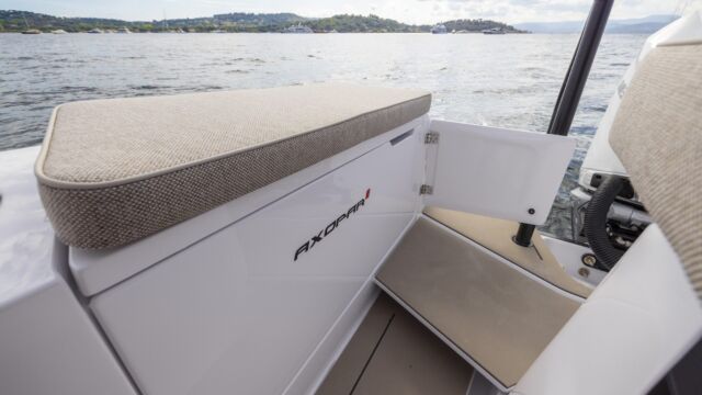 Axopar 37 XC Cross Cabin Mediterrana Edition Eyachts Axopar 37 Mediterrana