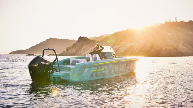 Axopar x Jobe Revolve XXII Spyder