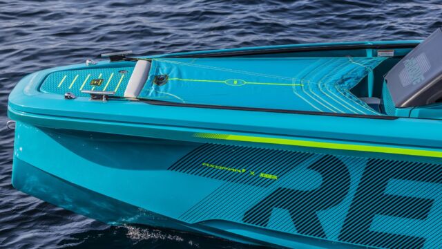 Axopar x Jobe Revolve XXII T-Top