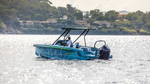 Axopar x Jobe Revolve XXII T-Top