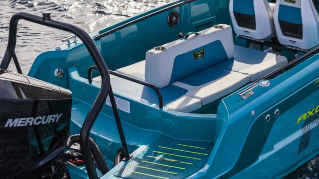 Axopar x Jobe Revolve XXII T-Top