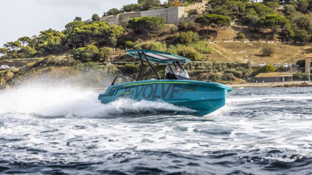 Axopar x Jobe Revolve XXII T-Top